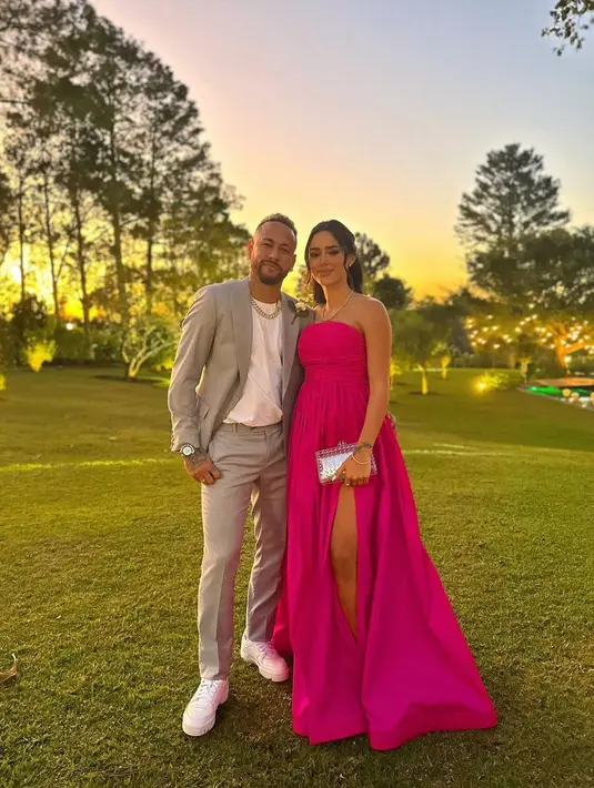 Neymar sendiri mulai go public dengan Bruna sejak 2020. Keduanya bahkan sudah bertunangan. [Foto: IG/brunabiancardi/neymarjr].