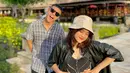 Aktris sekaligus selebgram ini memang kerap bergaya trendi dan kekinian. Ia selalu berhasil memadu padankan pakaian yang ia kenakan dengan topi yang dipakai. Di potret ini, ia tampil keren berfoto dengan sang kakak, Fadly Faisal.(Liputan6.com/IG/@Fuji)