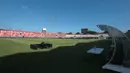 Sudut lapangan Stadion Kapten I Wayan Dipta, Gianyar, Bali, tampak siap menggelar final Piala Presiden 2026 yang mempertemukan Persib Bandung dengan Persebaya Surabaya. Partai puncak ini menjadi babak baru rivalitas dua tim legendaris Indonesia yang telah saling berhadapan sejak era Perserikatan dan kerap menyuguhkan duel sengit di berbagai kompetisi. Persib melangkah ke final usai menumbangkan Persija Jakarta 2-1, sedangkan Persebaya menyingkirkan Arema FC 1-0 di semifinal. (KapanLagi.com/Budy Santoso)