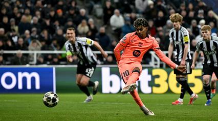 Lamine Yamal menjadi juru selamat Barcelona saat bertandang ke markas Newcastle dalam laga leg 1 babak 16 besar Liga Champions 2025/2026 di Saint James' Park, Inggris, Selasa (10/03/2026). (AFP/Paul Ellis)