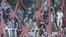 Suporter naik ke tower saat menyaksikan pertandingan antara Perserang Serang melawan Persib Bandung pada laga uji coba di Stadion Maulana Yusuf, Serang, Kamis (1/3/2018). Persib menang 6-0 atas Perserang. (Bola.com/M Iqbal Ichsan)