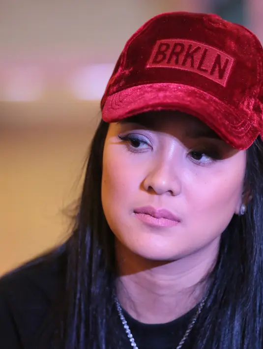 "Sebenernya gini ya artinya tidak ada salahnya untuk film itu ditonton lagi oleh siapapun yang memang hendak menontonnya tanpa sebuah paksaan," kata Marcella Zalianty di XXI Plaza Indonesia, Selasa (19/9/2017). (Adrian Putra/Bintang.com)