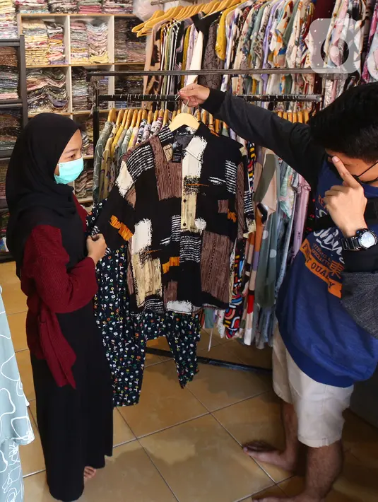Pedagang melayani pembeli di salah satu outlet pakaian di Kawasan Tangerang, Banten, Rabu (9/2/2022). Badan Pusat Statistik (BPS) meyakini daya beli masyarakat makin membaik pada awal tahun 2022. (Liputan6.com/Angga Yuniar)