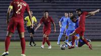 Gelandang Timnas Indonesia U-22, Saddil Ramdani, berusaha merebut bola saat melawan Singapura U-22 pada laga SEA Games 2019 di Stadion Rizal Memorial, Manila, Kamis (28/11). Indonesia menang 2-0 atas Singapura. (Bola.com/M Iqbal Ichsan)