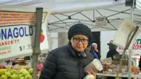 Menlu Retno Marsudi Bertopi Kupluk Saat Berbelanja di Pasar