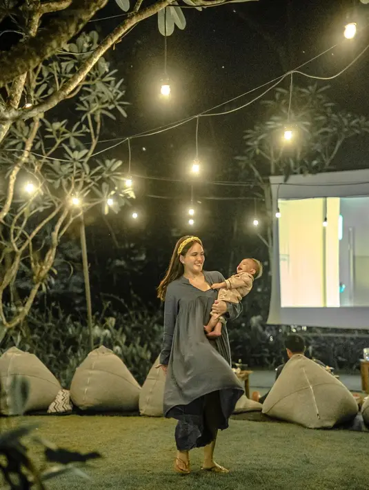 "Saya berharap moms di luar sana yang mungkin suka di kritik dengan cara yang kurang nyaman pesan saya hanya 1 tetaplah fokus pada anak kalian, jangan terganggu dengan apa pendapat yang datangnya bukan dari orang terdekat," papar Shandy Aulia. (Instagram/shandyaulia)