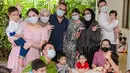 Di tengah kebahagiaannya, Zaskia juga menyempatkan diri untuk melakukan kegiatan sosial. Ia mengunjungi panti asuhan dan berbagi kebahagiaan dengan anak-anak di sana. Tak selalu bermewah-mewah, Zaskia merayakan ulang tahunnya dengan momen yang bermanfaat bagi orang lain. (Liputan6.com/IG/@zaskiasungkar15)
