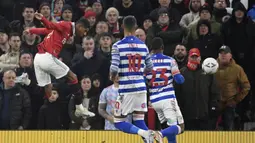 Manchester United tampil dominan pada babak pertama. Marcus Rashford sempat menceatak gol bagi Setan Merah lewat tandukan kepala pada menit ke-37 namun akhirnya dianulir VAR setelah Wout Weghorst, sang pemberi assist telah terlebih dahulu terperangkap offside. (AFP/Oli Scarff)