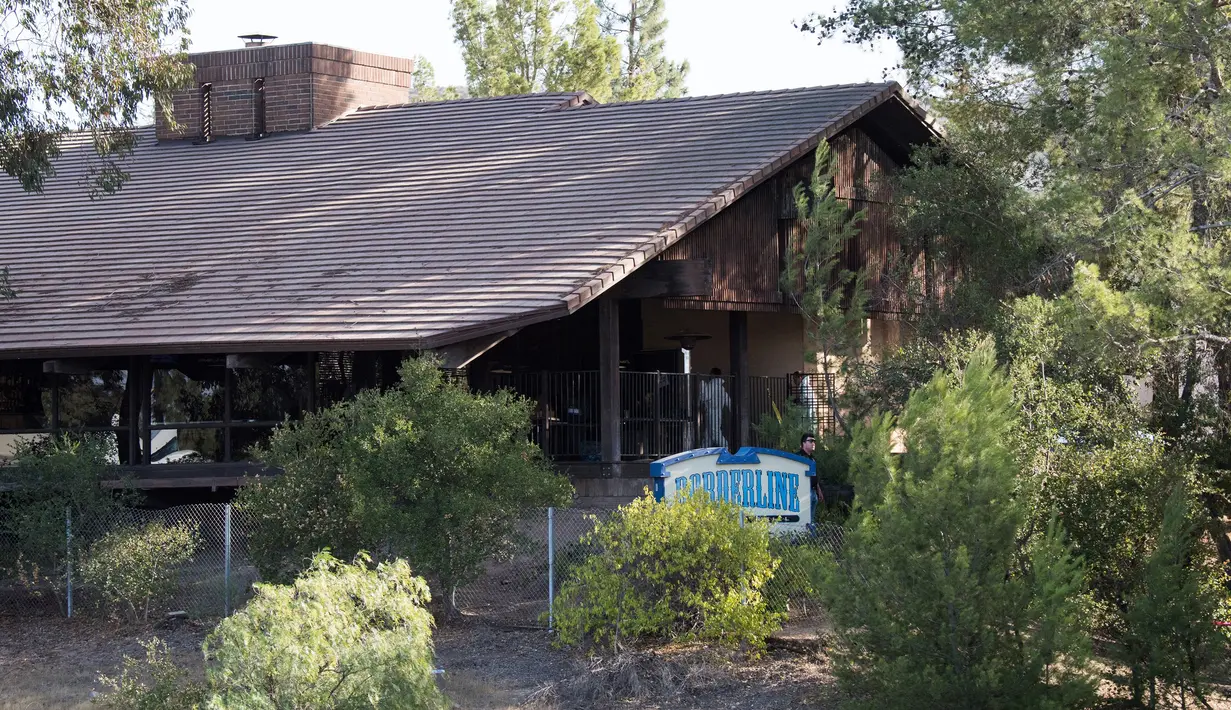 Tim investigasi mengecek lokasi penembakan massal di Borderline Bar & Grill di Thousand di Thousand Oaks, California (8/11). Belum diketahui motif pelaku melakukan penembakan di bar tersebut. (AFP Photo/Robyn Beck)