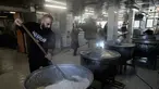 Para sukarelawan memasak makanan untuk para pengungsi yang menghindari serangan udara Israel di Lebanon selatan dan Dahiyeh, di Institut Teknik Bir Hassan yang telah diubah menjadi tempat penampungan, Beirut, Rabu 11 Maret 2026. Ratusan ribu warga Lebanon terpaksa mengungsi dari pinggiran selatan Beirut setelah peringatan evakuasi dan serangan udara Israel. (AP Photo/Bilal Hussein)