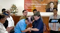 Menteri BUMN Erick Thohir mengunjungi kediaman sesepuh Jawa Barat, HD Sutisno di Kota Bandung, pada Jumat (2/12/2022) malam. (Foto: Liputan6.com/Huyogo Simbolon)