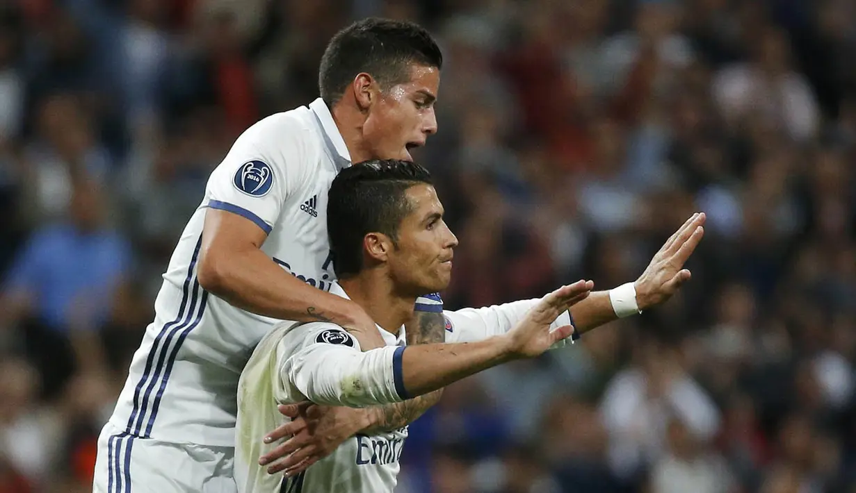 Penyerang Real Madrid, Cristiano Ronaldo, usai mencetak gol ke gawang Sporting CP. Melalui tendangan bebas pada menit ke-89, CR7 menyamakan kedudukan menjadi 1-1. (Reuters/Juan Medina)