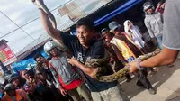 Mau Mangsa Ayam, Ular Piton 3 Meter Bikin Panik Pengunjung Pasar