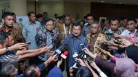 Wapres RI Jusuf Kalla  bersama Menkeu Bambang Brodjonegoro usai peresmian Pembukaan International Conference on Tax, Investment and Business (ICTIB) 2016 And 13th Asia Pacific Tax Forum (APTF) di Jakarta, Senin (23/5). (Liputan6.com/Angga Yuniar)