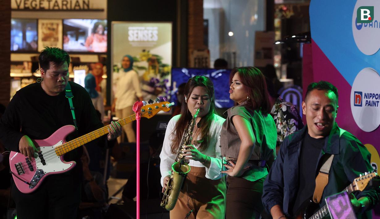 Penyanyi Marion Jola menghibur para fans yang menghadiri acara Vidio Premier League Festival di Cilandak Town Square, Jakarta, Sabtu (5/8/2023). (Bola.com/Ikhwan Yanuar)