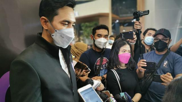 Darius Sinathrya di sela-sela acara buka puasa bersama Rans Cilegon FC di Prestige Image Motorcars, Pluit, Jakarta Utara, Minggu (2/5/2021).