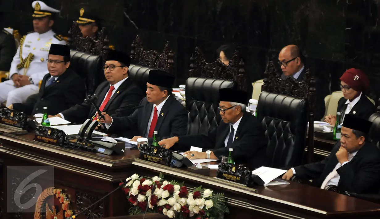 Ketua DPR Ade Komarudin didampingi empat wakil Ketua DPR Taufik Kurniawan, Fadli Zon, Agus Hermanto, dan Fahri Hamza (dari kiri)  menutup sidang Paripurna di Gedung Nusantara, Komplek Parlemen, Senayan, Jakarta, Jumat (14/8). (Liputan6.com/Johan Tallo)