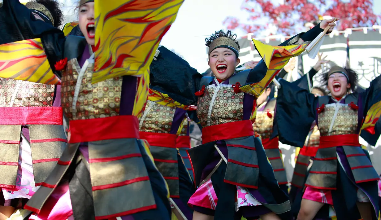 Ekspresi para penari Yosakoi saat tampil dalam pagelaran Festival Yosakoi di Tokyo, Jepang (6/11). Biasanya penari dalam satu kelompok mengenakan kostum berupa happi atau yukata. (AP Photo/Shizuo Kambayashi)