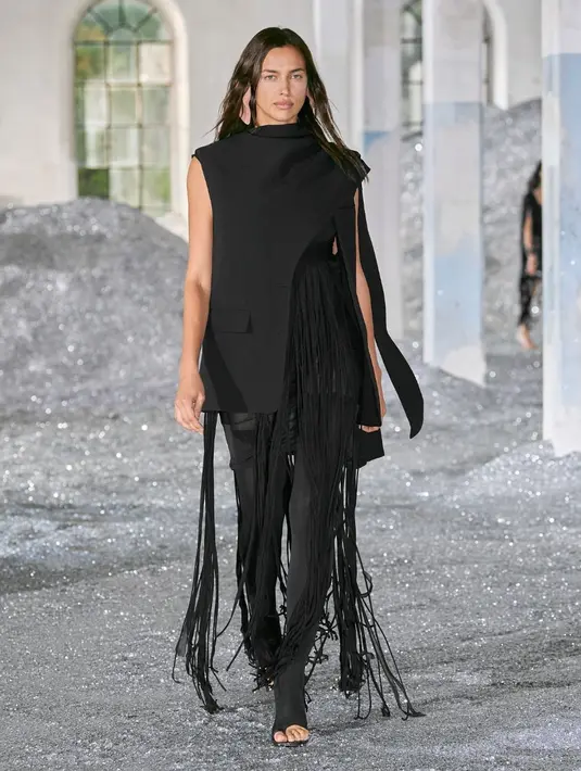 Outerwear yang khas dalam warna cokelat kekuningan yang lembut dan nuansa biskuit ditransformasi lewat detail berani, dari kerah hingga rantai hiasan. Gaya tradisional diberi sentuhan energi muda yang segar pada koleksi Burberry kali ini. Foto: Document/Burberry.