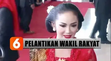 Salah satu diva Indonesia Krisdayanti, mengenakan kebaya anggun bewarna merah sesuai dengan warna partainya PDI-Perjuangan lengkap dengan aksesoris bros dan cincin.