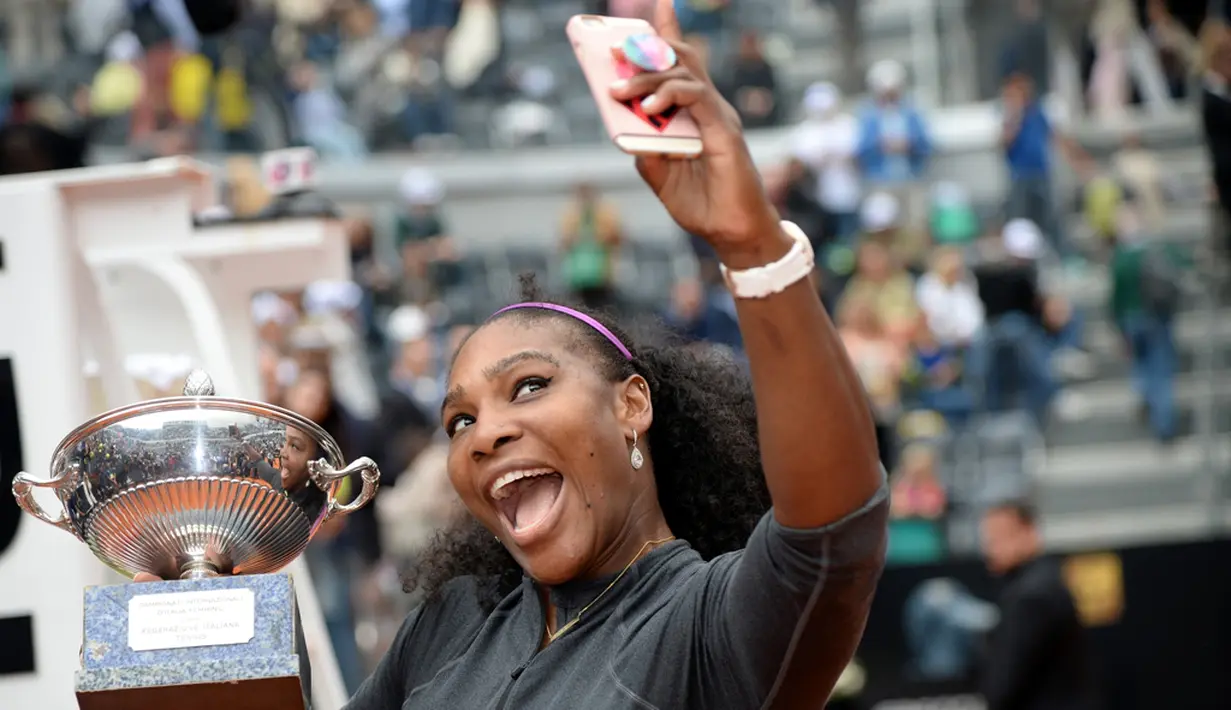 Petenis putri AS, Serena Williams, selfie dengan trofi juara turnamen tenis WTA Foro Italico, Roma, Italia, (15/5/2016). (AFP/Filippo Monteforte)
