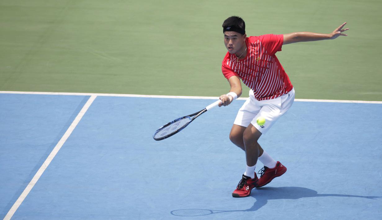 Ganda putra Indonesia, David Susanto / Anthony Susanto, saat melawan ganda putra Selandia Baru, Michael Venus / Marcus Daniell pada laga Piala Davis 2019 Grup II Zona Asia/Oceania di Stadion Tenis GBK, Jakarta, Sabtu (14/9). David / Anthony kalah 0-6 dan 2-6. (Bola.com/Vitalis Yogi Trisna)