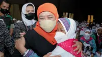 Gubernur Jawa Timur, Khofifah Indar Parawansa memeluk salah satu Jemaah Haji Jatim yang tiba di Surabaya (Dok. Liputan6.com/Dian Kurniawan)