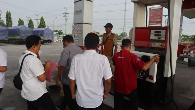 Polisi mengecek dan membongkar dispenser SPBU di Pantura Pemalang. (Foto: Liputan6.com/Polres Pemalang)