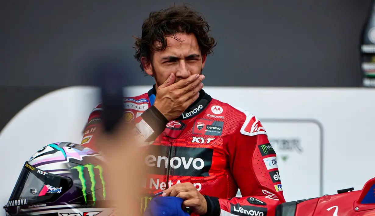 Ekspresi pembalap Italia dari Ducati Lenovo Team, Enea Bastianini setelah berhasil memenangkan balapan sprint MotoGP Grand Prix Inggris di Sirkuit Silverstone, Northamptonshire, Inggris, pada 3 Agustus 2024. (BENJAMIN CREMEL/AFP)