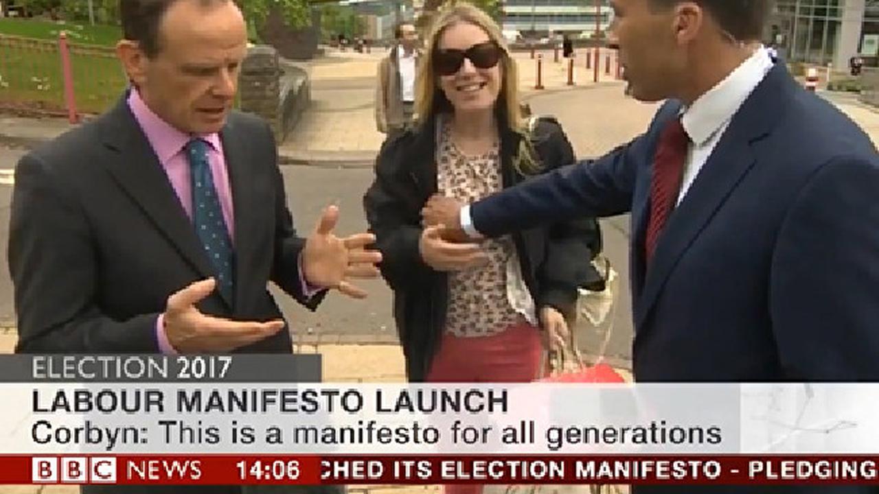 Adegan presenter BBC tak sengaja menyentuh payudara wanita saat siaran langsung. (Video Grab)