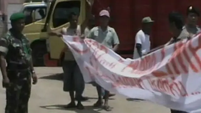 Liputan6 Malam 07-11-2013 |1| KRL Tabrak Mobil Box, Eksekusi Rumah Ricuh, Demo Buruh Pabrik Wonogiri, Demo Buruh Berbagai Daerah, Jokowi Kalah di PTUN, Razia Cabut Pentil Glodok, PNS Acungkan Pistol d