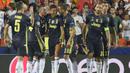 Para pemain Juventus memenangkan Cristiano Ronaldo usai mendapat kartu merah dari wasit saat melawan Valencia pada laga Liga Champions di Stadion Mestalla, Valencia, Rabu (19/9/2018). Juventus menang 2-0 atas Valencia. (AFP/Jose Jordan)