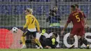 Kiper AS Roma, Alisson menghalau bola sepakan pemain Atletico Madrid, Antoine Griezmann pada laga grup C Liga Champions di Olympic stadium, Rome (12/9/2017). AS ROma bermain imbang 0-0 dengan Atletico. (AP/Alessandra Tarantino)