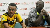 Jacksen F. Tiago (kanan) bersama kapten Barito Putera, Rizky Rizaldi Pora. (Bola.com/Iwan Setiawan)