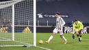 Pemain Juventus Federico Chiesa (kiri) mencetak gol ke gawang SPAL pada pertandingan perempat final Coppa Italia di Allianz Stadium, Turin, Italia, Rabu (27/1/2021). Juventus meraih tiket semifinal Coppa Italia usai membantai SPAL 4-0. (Fabio Ferrari/LaPresse via AP)