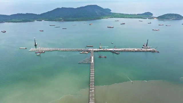 Proyek Pembangunan Terminal Kijing yang dilaksanakan oleh Wijaya Karya akan memiliki trestle terpanjang di Indonesia. (Dok Wika)