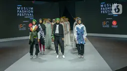Model memeragakan busana dalam Muslim Fashion Festival (Muffest) 2020 di Jakarta Convention Center (JCC), Jakarta, Kamis (20/2/2020). Muffest 2020 menggaungkan tema kepedulian terhadap lingkungan. (merdeka.com/Imam Buhori)