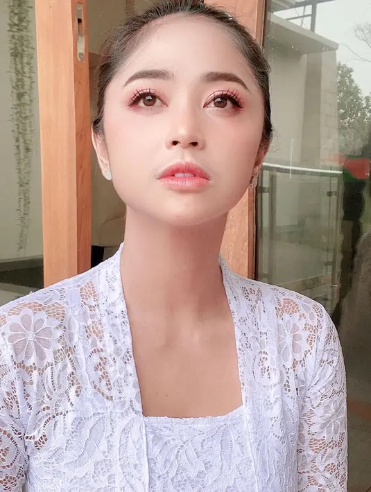 Penampilan Dewi Perssik yang menawan dalam balutan kebaya putih nan simpel ini pun mendapat pujian dari banyak orang. Nampak bahwa DP tak banyak menggunakan makeup namun tampil sangat menawan. (Liputan6.com/IG/@dewiperssikreal)