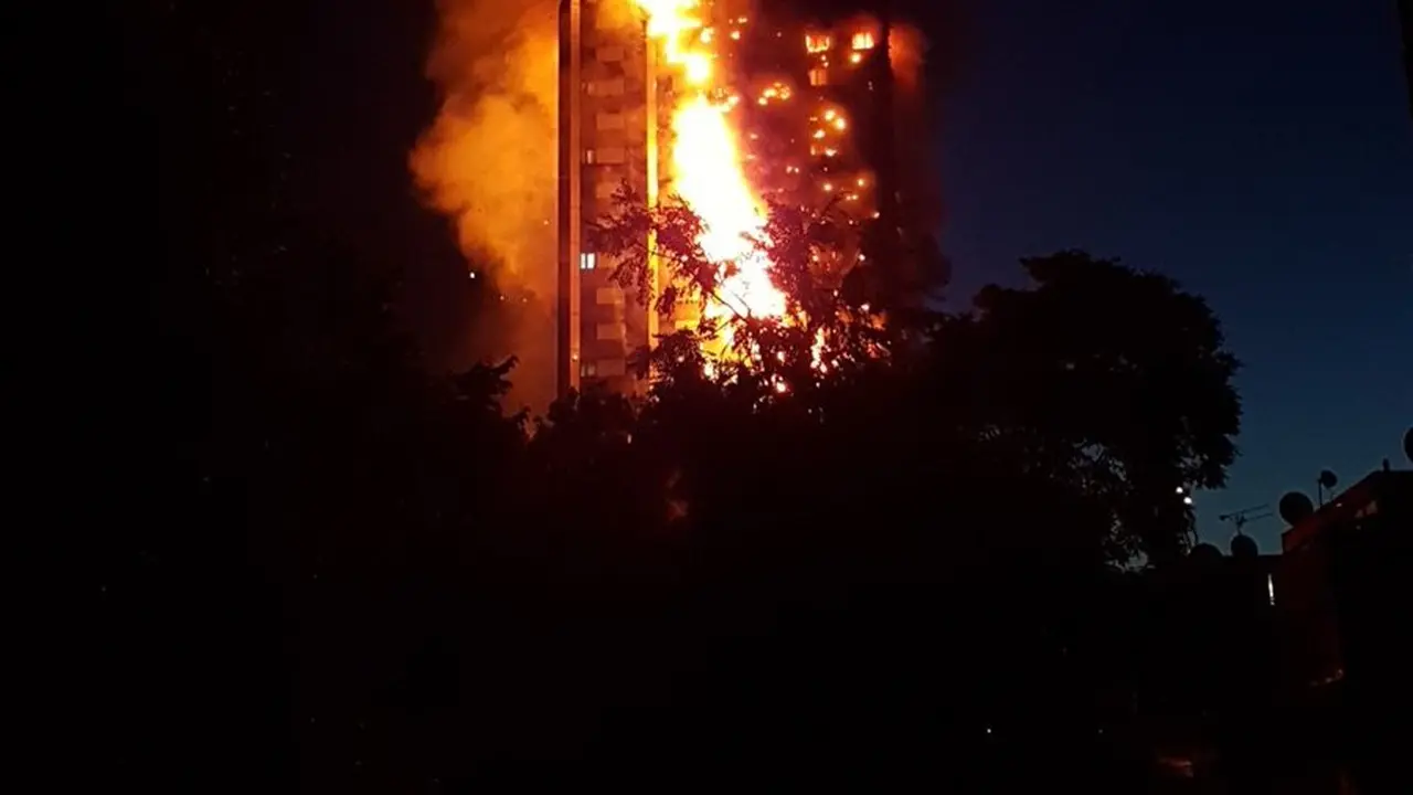 Kebakaran apartemen di London. (Twitter/Fabio Bebber)