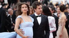 Potret Barbara Palvin - Dylan Sprouse Umumkan Kelahiran Anak Pertama, Mejeng di Depan TV