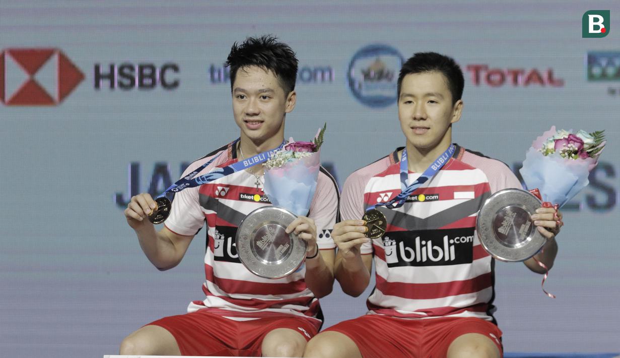 Pasangan Indonesia, Kevin Sanjaya/Marcus Gideon, merayakan kemenangan atas wakil Jepang, Takuto Inoue/Yuki Kaneko pada final Indonesia Open di Istora Senayan, Jakarta, Minggu, (8/6/2018). Kevin/Marcus menang 21-13 dan 21-16. (Bola.com/M Iqbal Ichsan)