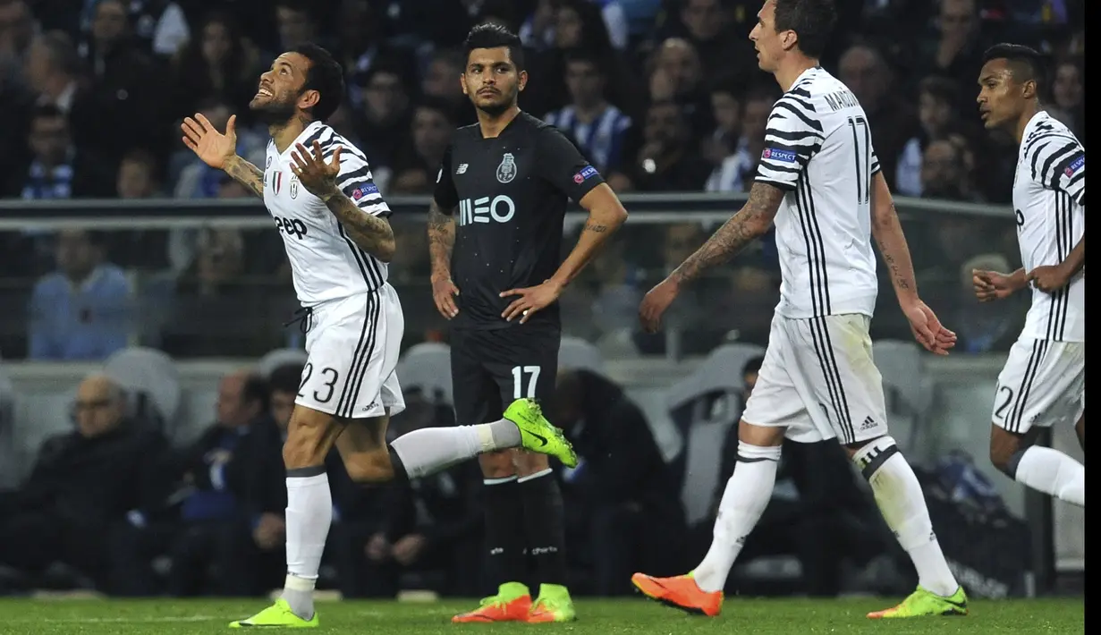 Selebrasi Dani Alves (kiri) usai mencetak gol kemenangan untuk timnnya saat melawan FC Porto pada babak 16 besar Liga Champions di Dragao stadium, Porto, (22/2/2017). (AP/Paulo Duarte)