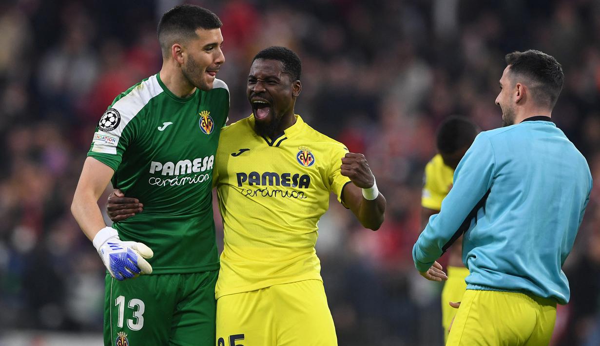 Geronimo Rulli. Kiper Argentina berusia 30 tahun yang telah 2 musim memperkuat Villarreal sejak didatangkan dari Real Sociedad pada awal musim 2020/2021 dengan nilai transfer 5 juta euro ini menjadi kiper dengan jumlah penyelamatan terbanyak kedua di Liga Champions musim 2021/2022. Ia total membuat 41 saves dan 3 kali clean sheet dari 12 laga. Villarreal sendiri dibawanya hingga ke babak semifinal hingga akhirnya takluk dari Liverpool. (AFP/Christof Stache)