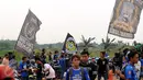 Sejumlah suporter Persib berkumpul di lokasi parkir Stadion Pakansari, Kab Bogor, Minggu (21/8). Persib akan melakoni laga lanjutan Torabika Soccer Championship presented by IM3 Ooredoo melawan PS TNI. (Liputan6.com/Helmi Fithriansyah)