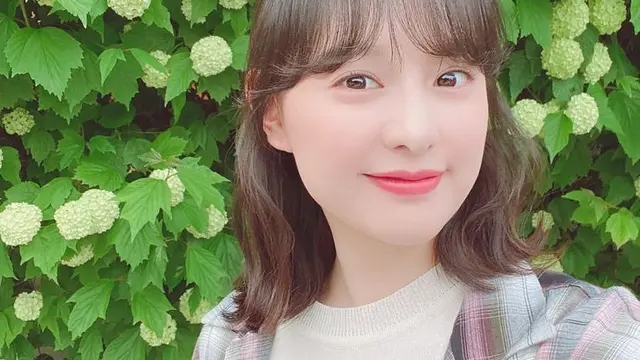 Transformasi Gaya Rambut Kim Ji Won. [@geewonii]