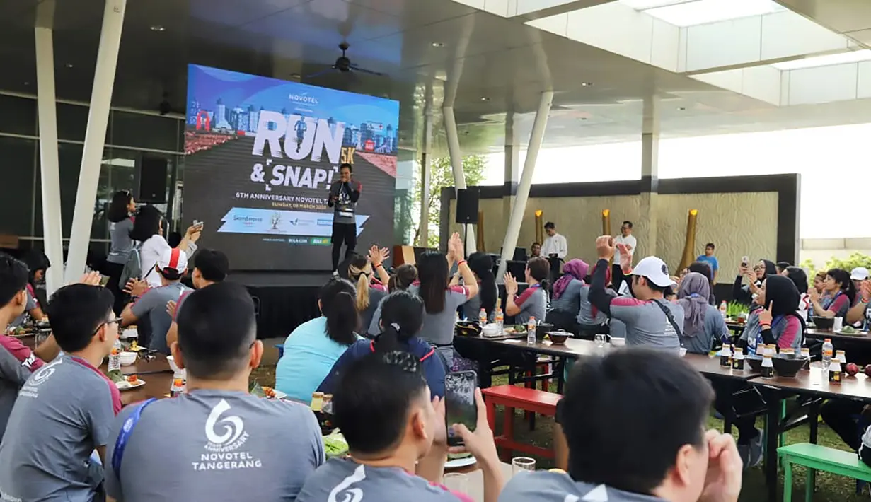 Peserta fun run saat mengikuti event lari bertajuk 'Run and Snap in Tangerang 5k' di Tangerang, Minggu (8/3/2020). Novotel Tangerang gelar event lari yang diikuti ratusan peserta. (Dokumentasi)