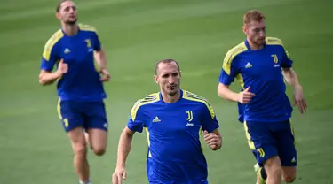 Pemain Juventus Giorgio Chiellini (tengah) menghadiri sesi latihan bersama rekan satu timnya di The Juventus Training Center, Turin, Italia, 13 September 2021. Juventus akan menghadapi Malmo pada pertandingan Grup H Liga Champions. (MARCO BERTORELLO/AFP)