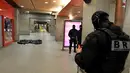 Seorang anggota Research and Intervention Brigades (BRI) mengendalikan drone sebelum latihan serangan teroris di Paris (20/4). Dalam latihan tersebut Menteri Dalam Negeri Prancis Bernard Cazeneuve ikut ambil bagian. (REUTERS/MIGUEL MEDINA)