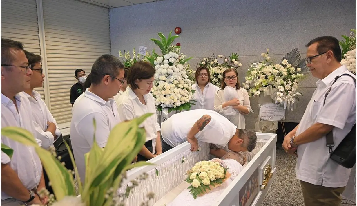 Mantan suami Farida Sabtijastuti sekaligus ayah Gading Marten, yakni Roy Marten memberi penghormatan terakhir untuk almarhumah. Bintang film Badai Pasti Berlalu melayangkan empati dan turut berdukacita. Keluarga besar Gading Marten berkumpul untuk saling bantu menanggung dukacita. Suasana terasa guyub. Silaturahmi keluarga ini erat sekaligus hangat. (Foto: Dok. Instagram @gadiiing)