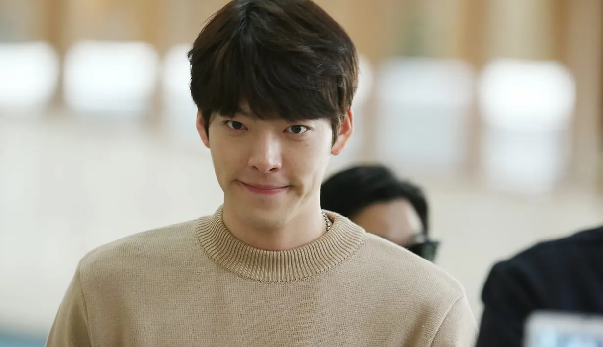 Dalam acara itu, Cha Tae Hyun mengatakan bahwa rambut Kim Woo Bin sendiri sudah tumbuh. (Koreaboo)